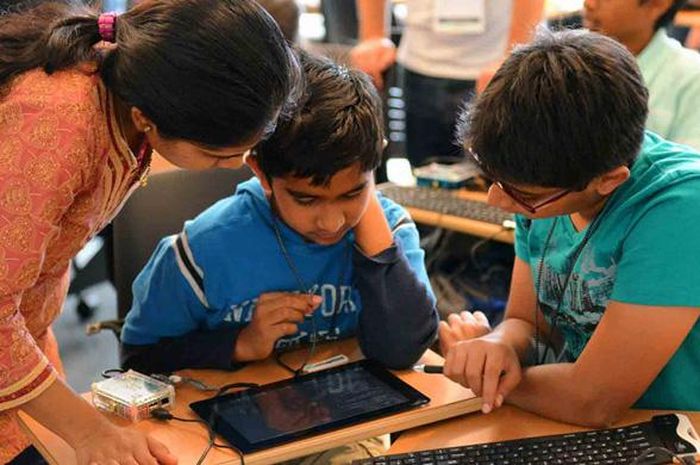 Anak-Anak Bisa Belajar Coding Sambil Main Minecraft